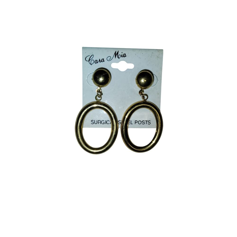 pair of vintage-style gold-tone dangle earrings
